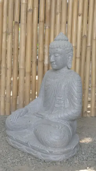 Artikelbild 2 des Artikels “Sitzender Buddha aus Flussstein in Bhumisparsha - Geste des Berührens der Erde. 65cm Höhe. “